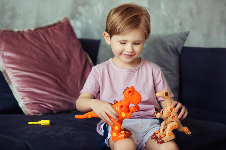 4-летний ребенок из-за редкого расстройства ест подгузники, игрушки и даже мебель