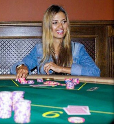 Виктория Боня играет в покер