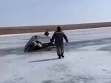 Смертельный дрифт: в Иркутске водитель иномарки погиб, решив полихачить на тонком льду – видео