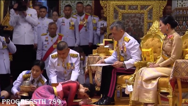 Женатый король Таиланда сделал свою любовницу второй супругой, тем самым признав многоженство в стране