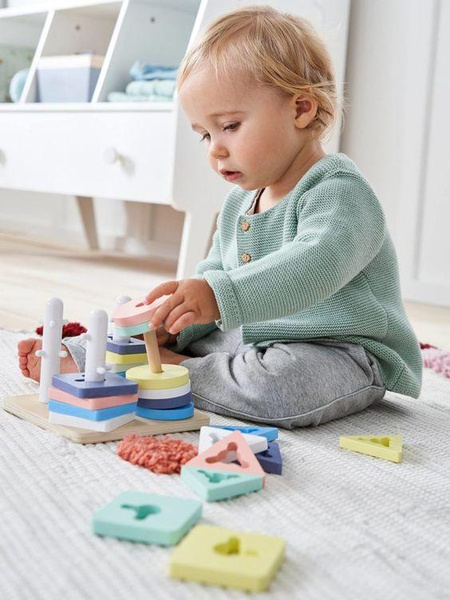 Развивающий коврик или бизиборд: какие игрушки купить малышу до года