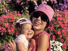 Ханна с дочерью показали family look, а Брежнева вновь получает упреки в развале семьи Меладзе: соцсети звезд