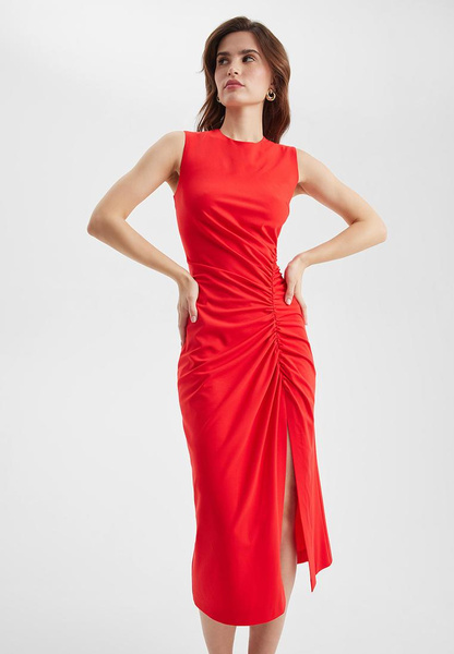 Красное платье-футляр с драпировкой