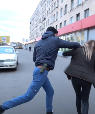 Активист «Стопхама» подрался с девушкой в Петербурге. В комментариях под видео открылась бездна