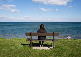 Одиночество — мука: 6 научных доводов, почему разрывать контакты с людьми опасно для жизни