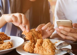 Как сделать жареную курицу сочной: гениальные лайфхаки от шеф-повара, которые стоит попробовать