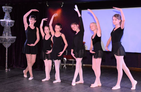 Ученицы танцуют «Щелкунчика» Чайковского