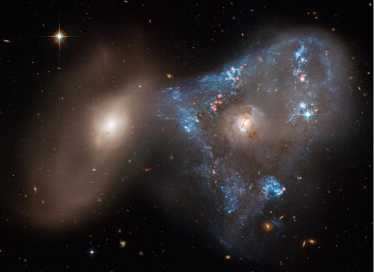 Буря звезд: телескоп снял столкновение старой и молодой галактик