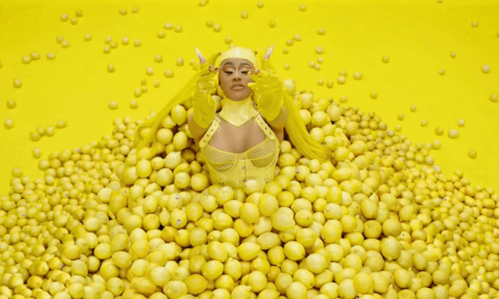 Лимонная вечеринка почему нельзя гуглить. Девушка с лимоном. Лимонная вечеринка. Вечеринка с лимонами. Фотосессия с лимонами девушка.