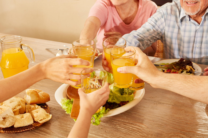 Что будет со здоровьем, если всегда запивать еду? Объясняют диетологи