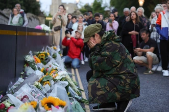 «Она была любима людьми в Британии и за ее пределами»: англичане скорбят по умершей Елизавете II