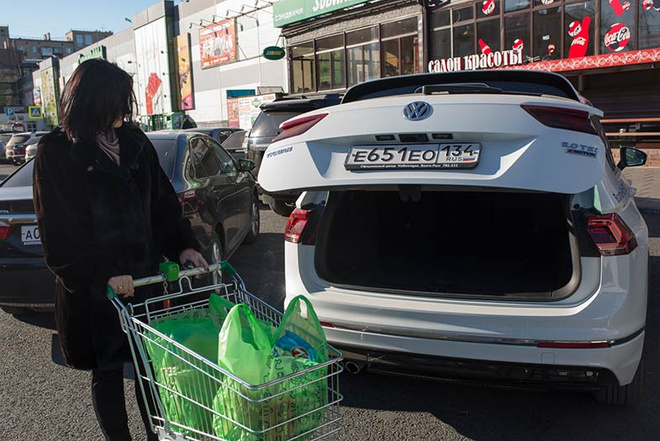 Блондинка, брюнетка и шатенка за рулем Volkswagen Tiguan