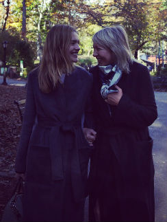 Наталья Водянова со своей мамой Ларисой Викторовной в Центральном парке