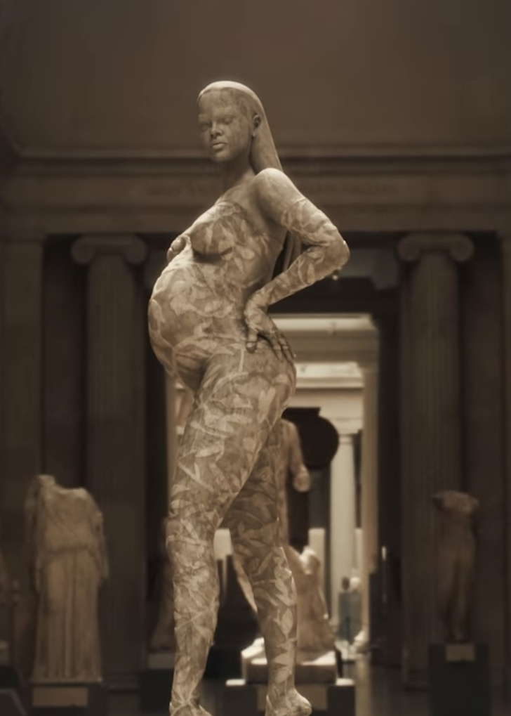В Нью-Йорке установили статую беременной Рианны