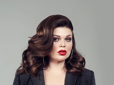 Модель plus-size Юлия Рыбакова купила квартиру в Москве за 70 миллионов рублей