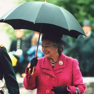 Необычное занятие, которым Королева скрашивает скуку за городом