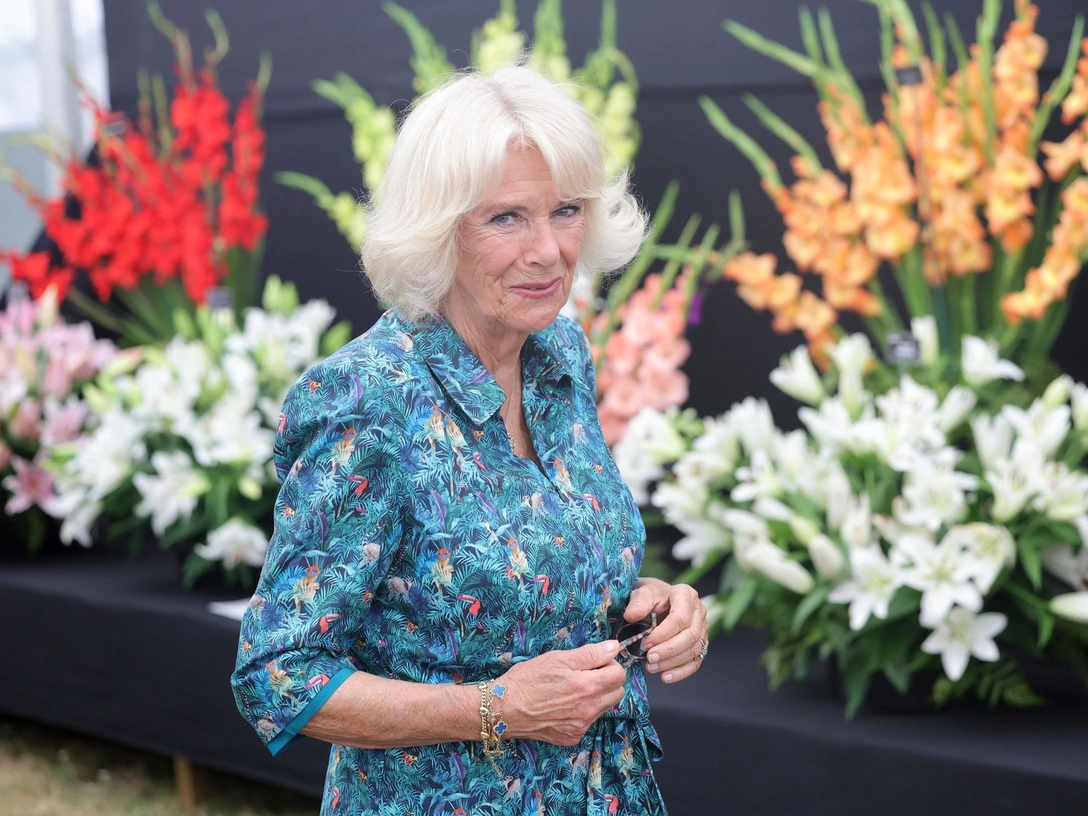 Камилла, герцогиня Корнуольская, посещает Сандрингемскую выставку цветов 2022 года в Сандрингеме, Кингс-Линн, 27 июля 2022 | marieclaire.ru