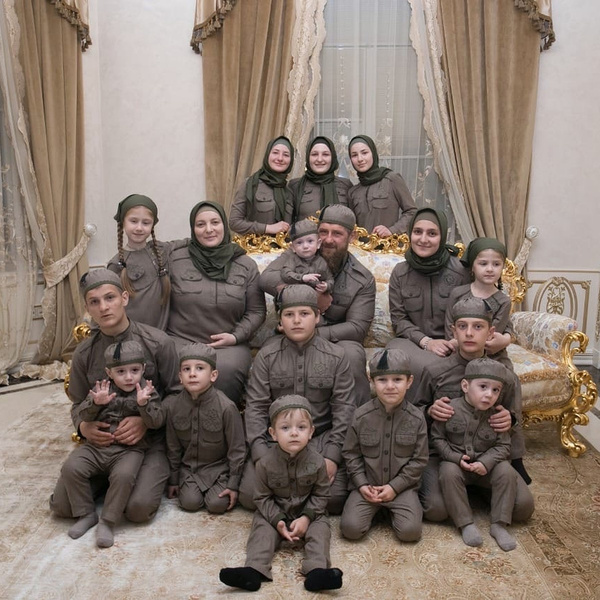Рамзан Кадыров: «У нас с женой 14 детей, должно было быть 15. Первая девочка умерла после рождения»