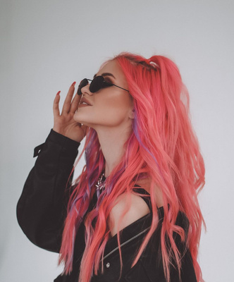 Исследование: почему люди красят волосы в розовый цвет? 🌸