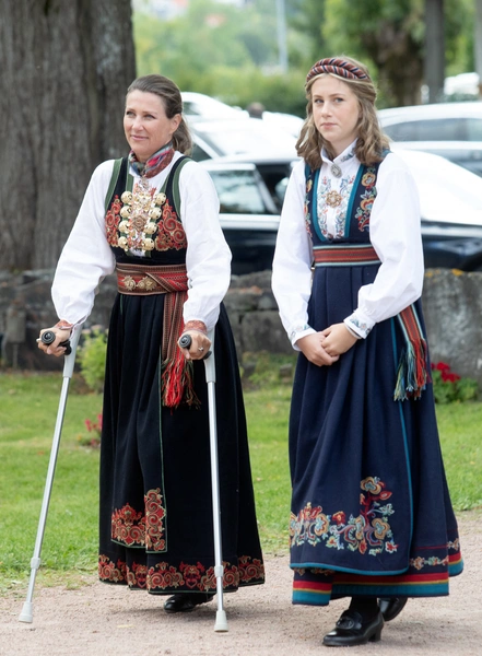 Коктейли и селфи в туалете: наследница норвежского престола показала, как развлекаются королевские особы