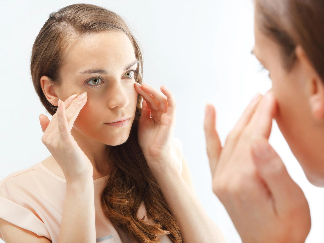 Массаж против отеков и темных кругов под глазами: простые техники, которые освоит каждый | marieclaire.ru