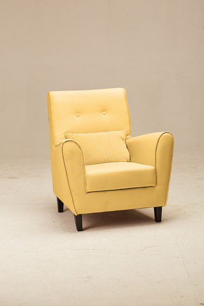 Мягкое желтое кресло 