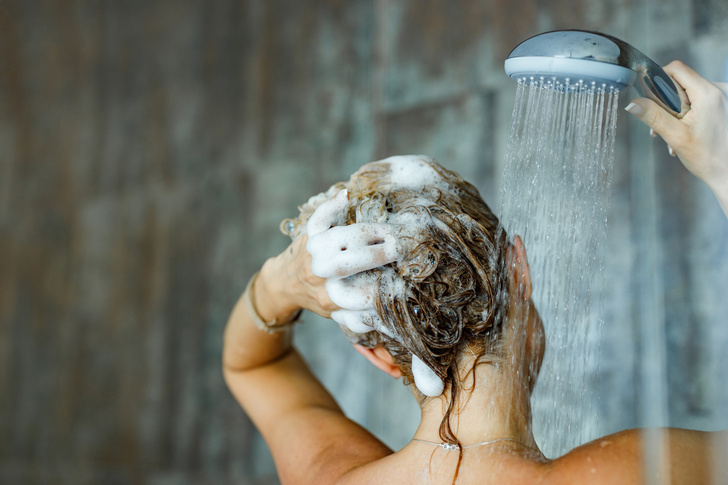 Мыть голову кондиционером без шампуня: что о ковошинге думают эксперты