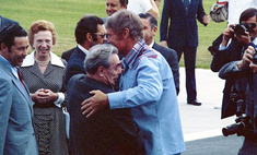 История одной фотографии: Брежнев обнимает любимого американского актера, игравшего ковбоев, июнь 1973 года