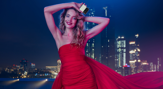 Наталья Водянова стала лицом рекламной кампании Galaxy Z Flip3