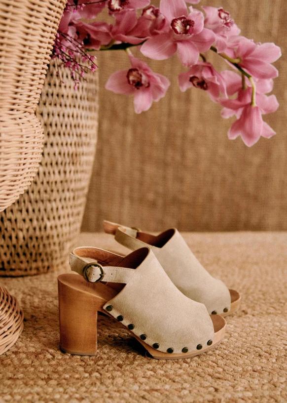 Обувь на лето: француженка Жюли Феррери показывает, с чем носить модные сабо на деревянном каблуке