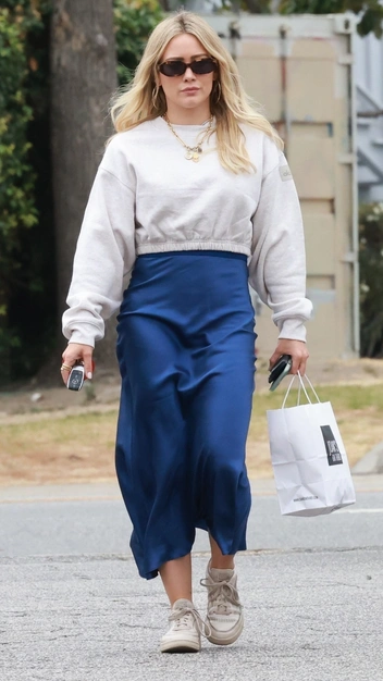 С чем носить юбку в бельевом стиле — показывает Хилари Дафф | marieclaire.ru