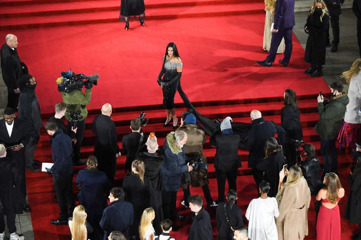 Принцесса Голливуда: Деми Мур в кутюрном платье Fendi с тысячей градиентных кристаллов и трехметровым шлейфом