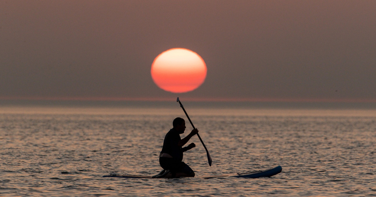 и ветер утих и сделалась великая тишина. стихотворение ветер принес издалека. ветер стихает ночью. стих про ветер. ветер стихает ночью.