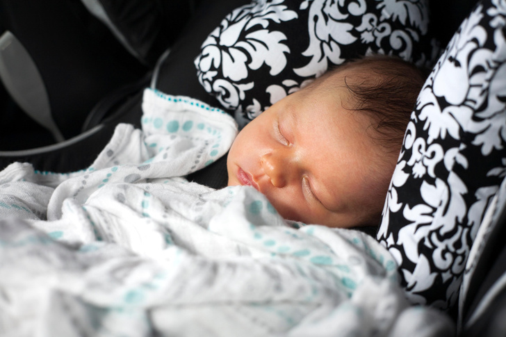 Педиатры объяснили, почему младенцам нельзя спать в автокресле дольше 30 минут