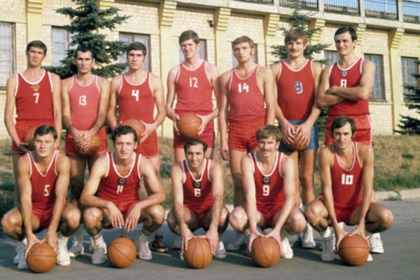 Сборная СССР образца 1972 года. Крайний справа в нижнем ряду – Сергей Белов, по книге которого снят фильм. Третий справа в верхнем ряду - легендарный баскетболист Александр Белов