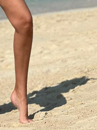 Пропавший палец и тень-лошадка: фото Собчак на пляже обсуждают в сети