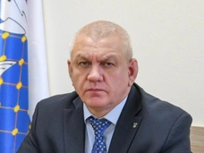 Залез под юбку: женатый мэр Южно-Курильска ответил за домогательство помощницы во время совещания