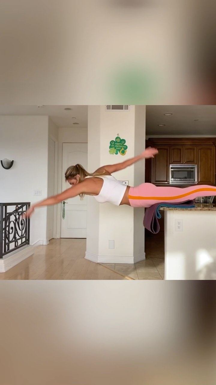 Чемпионка Юлия Ефимова показывает, какие упражнения можно делать в квартире вместо плавания (видео)