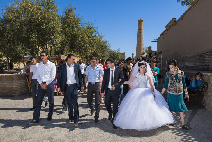 Положили на пол и сняли на камеру: в Узбекистане родственники жениха проверили невесту на предмет целомудрия