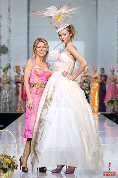 Как будет выглядеть свадебное платье Леры, можно пофантазировать, глядя на модели Натальи Валевской. Показ 2008 года