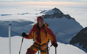 Чаепитие на грани: чему может научить восхождение на высочайшую гору Антарктиды?