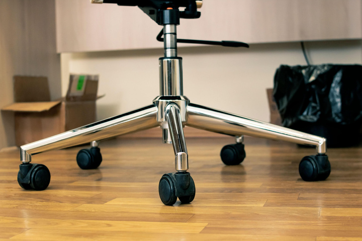 Почему у обычного стула четыре ножки, а у офисного кресла колес — пять?