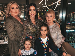 4 поколения: Ксения Бородина выложила фото с дочками, мамой и бабушкой