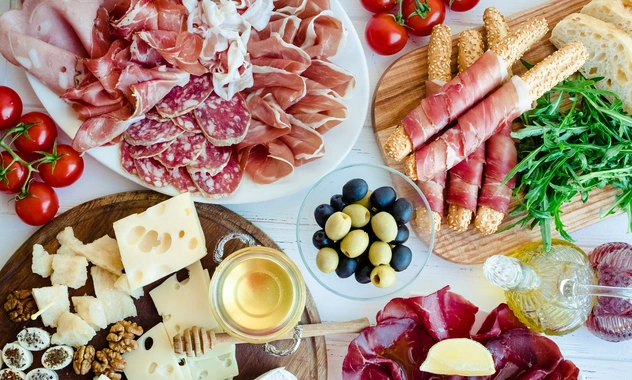 Врачи назвали продукты, которые лучше не сочетать с алкоголем