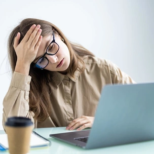 Офисные вампиры: 10 вещей на работе, которые крадут ваше здоровье день за днем