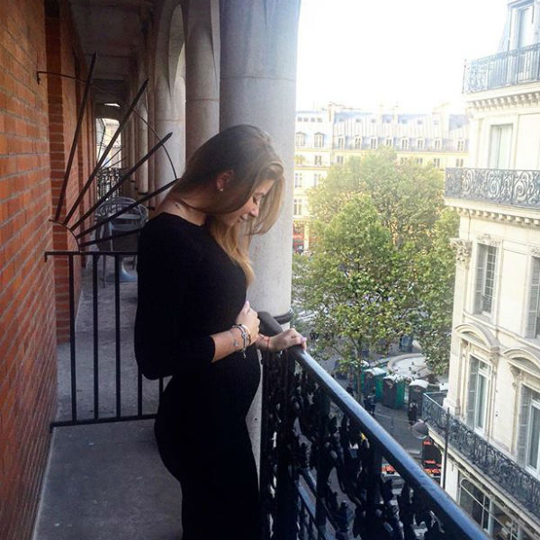 Беременная Галина на балконе с видом на Париж