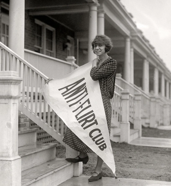 История одной фотографии: женщины против флирта, март 1923 | maximonline.ru