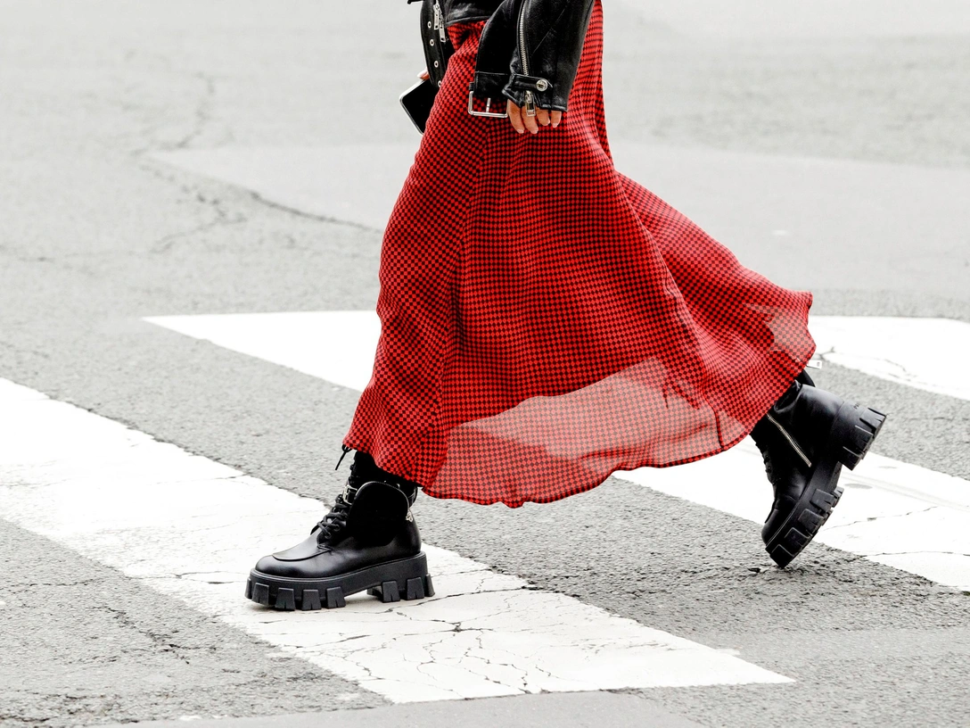 Резкие и дерзкие: как носить грубые ботинки в разных стилях | marieclaire.ru