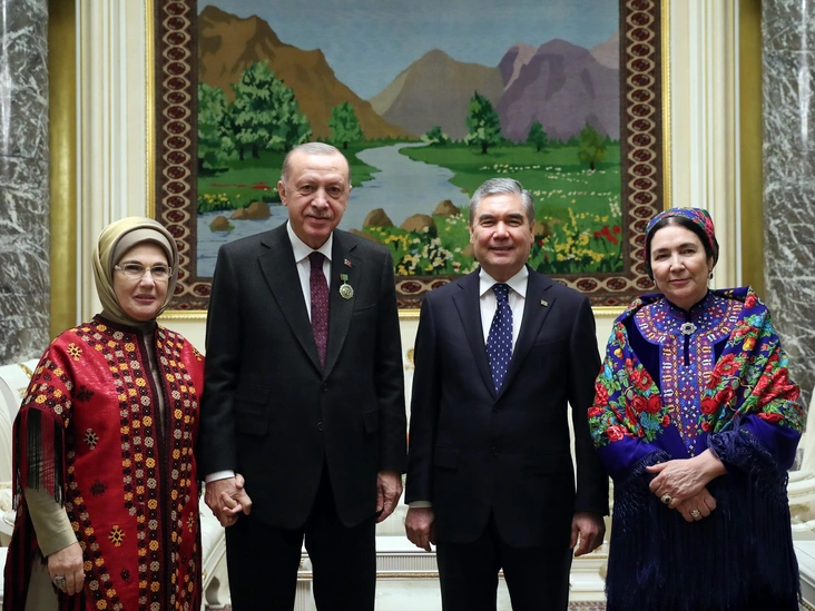 Амине и Реджеп Тайип Эрдоган, а также Гурбангулы и Огулгерек Бердымухамедовы во дворце Огужан в Ашхабаде, Туркменистан, 27 ноября 2021