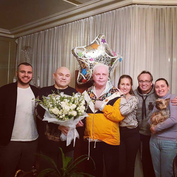 Друзья, поздравившие перенесшего инсульт Бориса Моисеева, показали его фото с дня рождения
